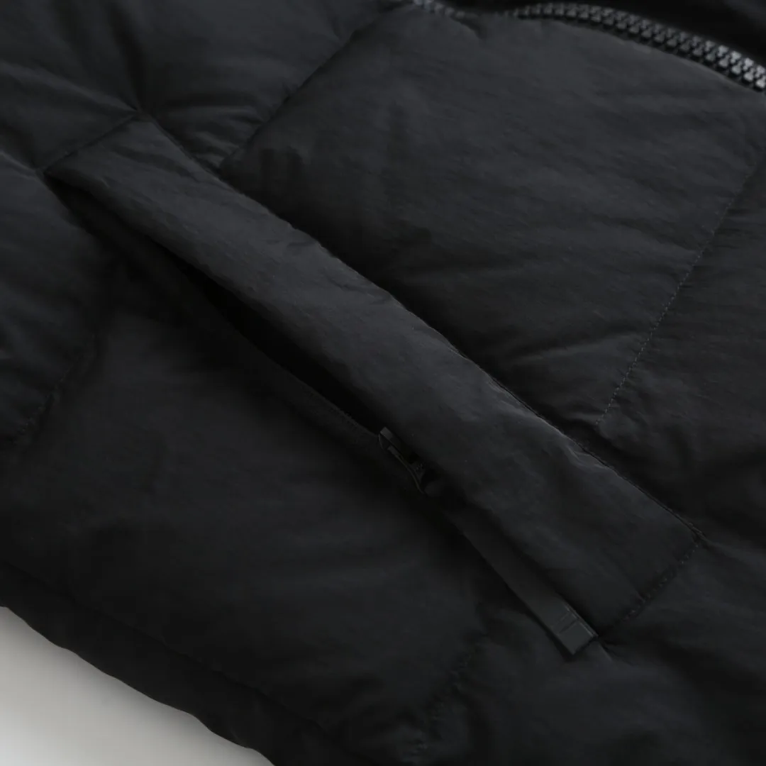 P980 Canada Goose hooded down jacket Fabric selection: Weaved with 400T high-count yarn. After special water-repellent treatment, the surface forms a lotus leaf effect - raindrops will slide down in beads, and snow particles will fall off when touched. The tear resistance reaches 200N (approximately 20kg load-bearing), the light gray matte texture breaks the stereotype of "outdoor clothing = hardcore", and the soft luster presents a high-end matte effect under urban neon lights, seamlessly switching scenes from ski resorts to CBD office buildings.  Process 1: Use polyester woven ribbons as the base, and use high-precision computer embroidery to decorate the brand letters on the ribbons. The edges of the pattern are clear, the stitches are fine and even, and multiple layers of embroidery threads are stacked to enhance the three-dimensional effect.  Process 2: Precision thread reinforcement to prevent velvet drilling and ensure that the fluffy and resilient elasticity lasts as new.  Details: The embedded cuffs are three-dimensionally woven to form a "wavy" elastic structure, forming natural folds when fitting the wrist, increasing the contact area with the skin, thus improving the windproof effect. At the same time, micro-velvet treatment is added to the inside of the cuffs, which feels like a second layer of skin and avoids friction on the skin from metal zippers or hard fabrics.  90 national standard high-quality white duck down: selected high-loft down, weighing 240g, light and warm, with excellent temperature locking performance and good resilience.  Accessories: 1:1 customized armband, 1:1 customized zipper pendant, 1:1 customized elastic buckle, etc. SIZE: S M L XL
